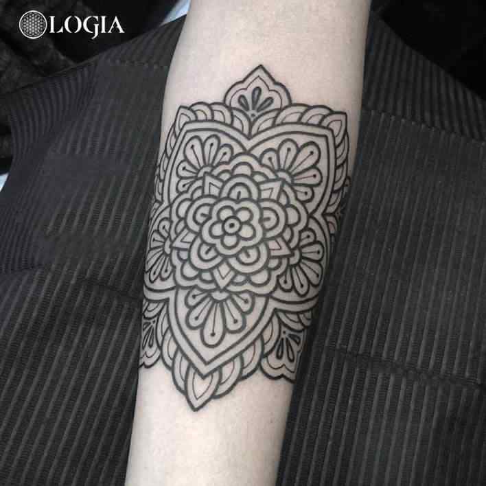 tatuajes-mandala-brazo-logia-barcelona-willian-spinola 